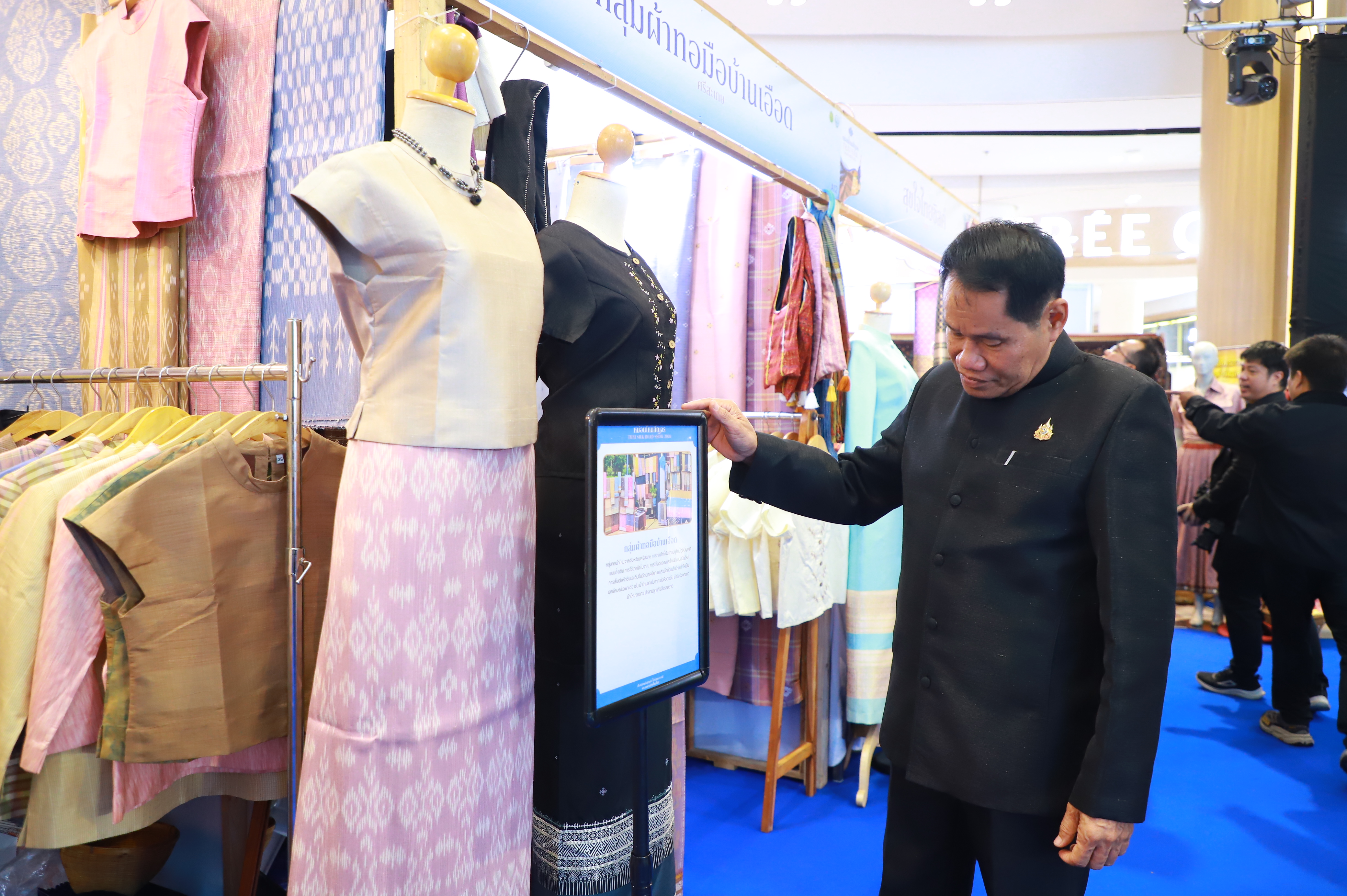 title - ส.ป.ก. ร่วมพิธีเปิดงานหม่อนไหมสัญจร ณ กรุงเทพมหานครและจังหวัดนนทบุรี ครั้งที่ 1 ชูนโยบาย ตลาดนำการผลิต เพิ่มช่องทางจำหน่าย สร้างรายได้เกษตรกร